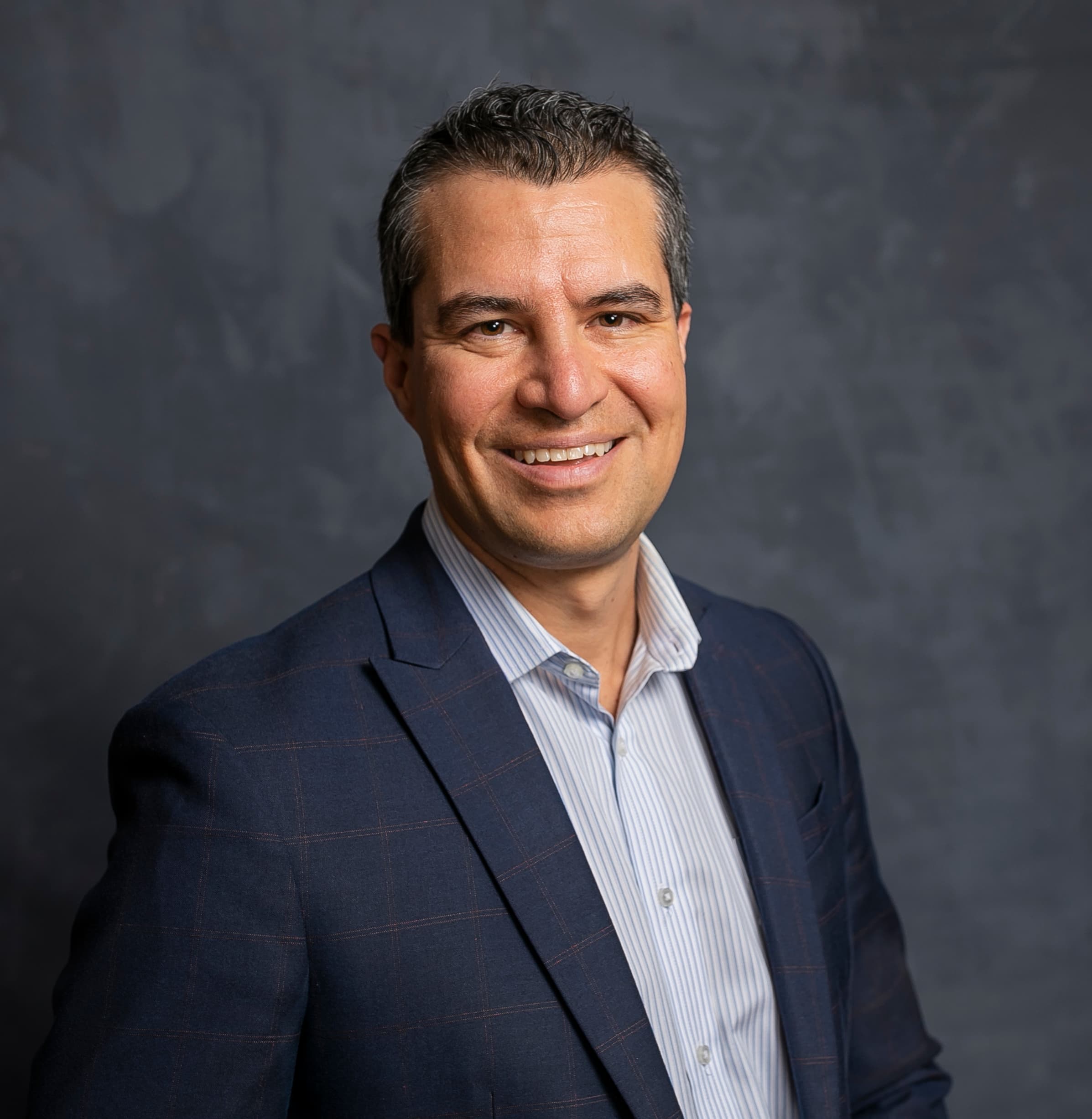 Headshot of Gustavo Flores-Macias