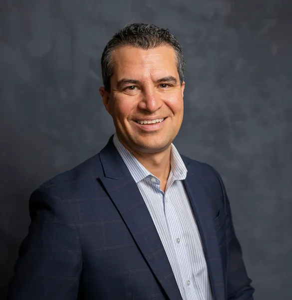 Headshot of Gustavo Flores-Macias